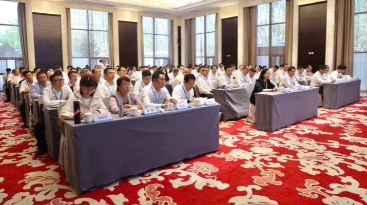 6月20日，甘肅文旅集團(tuán)2025年文化品牌建設(shè)暨內(nèi)訓(xùn)師培訓(xùn)班在集團(tuán)武威實(shí)訓(xùn)基地開(kāi)班。甘肅文旅集團(tuán)黨委書(shū)記、董事長(zhǎng)石培文以《黃沙與星途，種植文旅人的永恒綠洲》為題，講授了“開(kāi)班第一課″，翻開(kāi)集團(tuán)企業(yè)文化