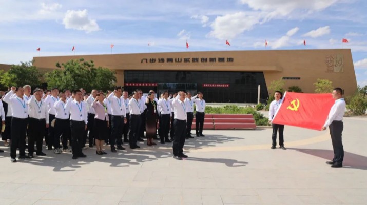 為深入貫徹習(xí)近平生態(tài)文明思想，踐行“綠水青山就是金山銀山”理念，傳承紅色基因，在“七一